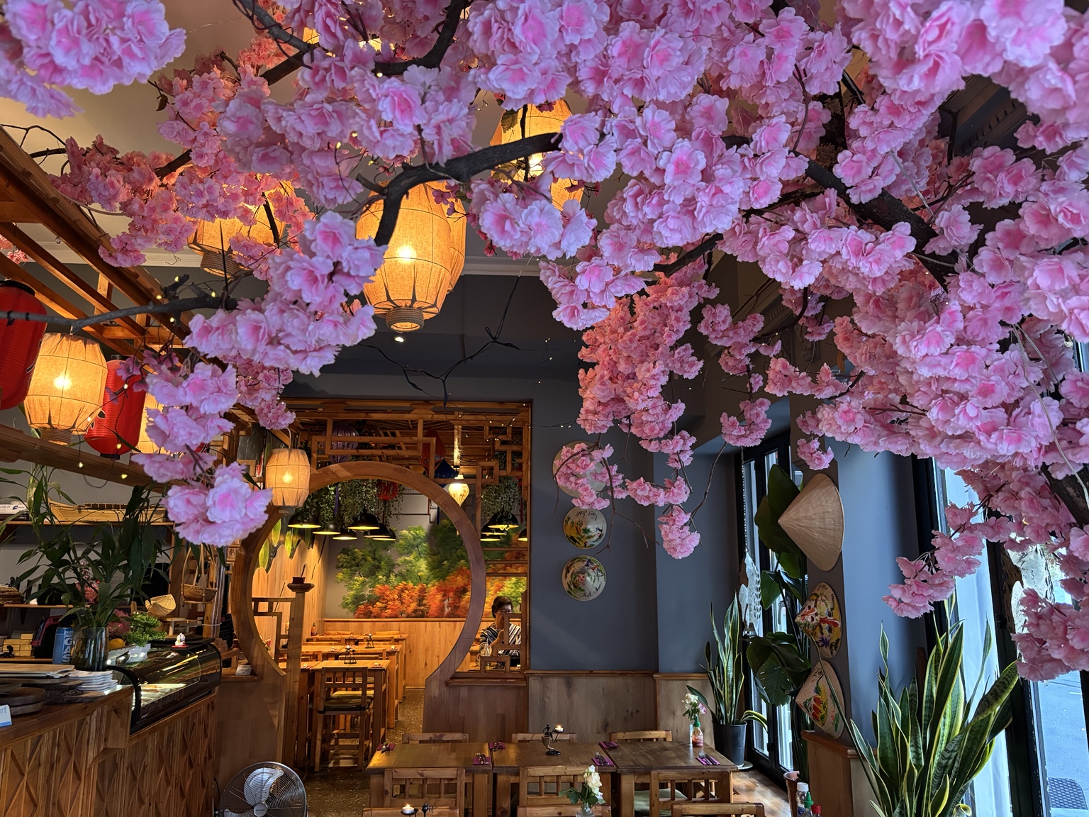 Innenraum von Ginger's mit Kirschblüten